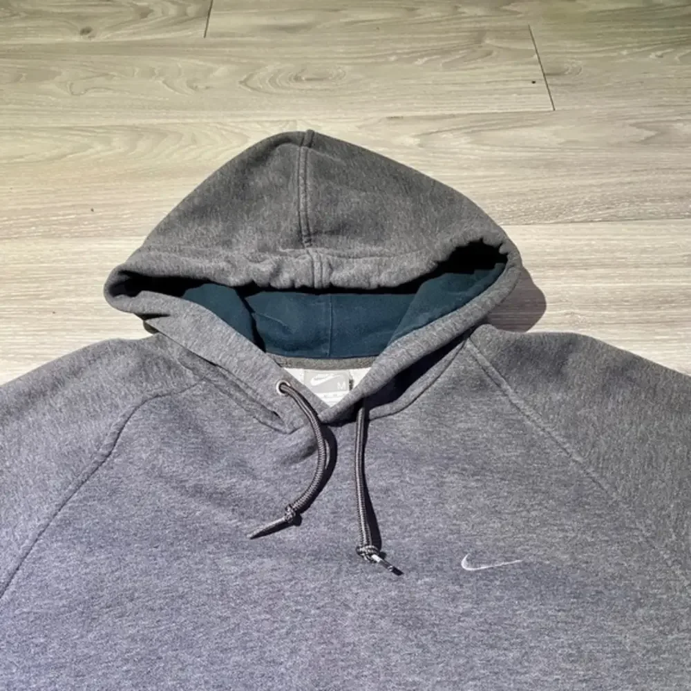 Vintage Y2K Nike Mini Swoosh Pullover Hoodie Size M Gray cropped faded Men's Tra